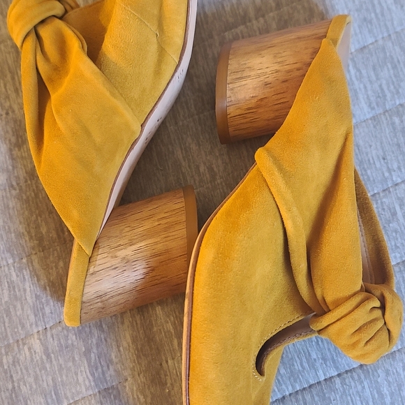 Bernardo Mustard Suede Knot Mules Slip-On Pointed Toe Women’s Shoes - Picture 5 of 7